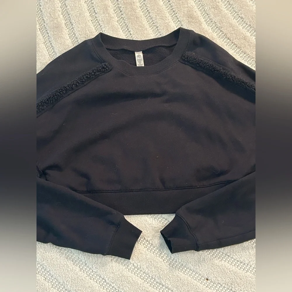ALO Yoga Oversized City Sherpa Fleece Trim Cropped Sweatshirt in Black - XS
